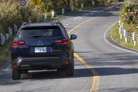筑波山のワインディングロードを行く「C5エアクロスSUV」。足まわりにはバンプストップラバーに代えてセカンダリーダンパーを採用した「プログレッシブハイドローリッククッション」を使う。