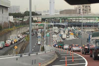 国道357号東京港トンネル開通以前の、首都高湾岸線東京港トンネル東行き手前の渋滞の様子。2016年に撮影。