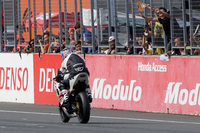 11時間のゴール！ 皆の気持ちがひとつになった！ 最高の笑顔！ 耐久レースの醍醐味（だいごみ）だ！ 猛暑の中、1万rpm以上を常用して、11時間走行。エンジンやミッション等のトラブルはまったくなかったどころか、フィーリングもほぼ一定だった。
	 