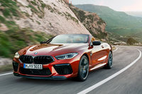 駆動システムには、後輪駆動をベースとしながらシームレスな可変駆動力配分を行う、フルタイム4WDを採用。ドライバーは任意で前後軸間の駆動力配分を設定することも可能で、前軸への伝達をカットしてFRでの走行を楽しむこともできる。