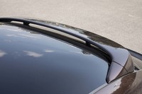 クーペボディー化によってリアスポイラーが2段構えに。ルーフエンドのものは固定式。