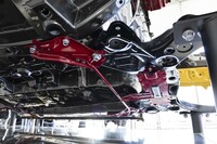 リアの剛性アップに合わせてフロントのアンダーボディーも強化。前後に「パフォーマンスダンパー」も装備する。