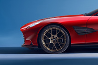 「ヴァンキッシュ」のフロントマスクを横から見ると、グリルがわかりやすく逆スラントしており、鼻先が高い位置で前方に突き出ている。