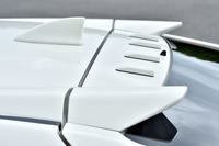 ルーフの後端に設置されたボルテックスジェネレーターは、空気の剥離（はくり）を抑えて、リアスポイラーの効果を高める。