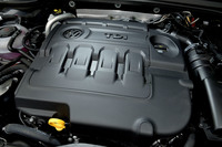 2リッター直4ディーゼルターボエンジン「TDI」は最高出力190ps、最大トルク400Nmを発生。日本の環境基準である「ポスト新長期排ガス規制」に適合している。
