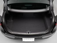 「クロスオーバー」を名乗るものの、独立したトランクスペースを備えたスリーボックスの4ドアサルーンだ。