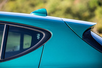 給電口のある左側のリアドアガラス部に、電動化への変革を表現したという「エレクトロ・ビショーネ」のアイコンが備わる。これはプラグインハイブリッドモデルにのみ採用されるデザインだ。「トナーレ プラグインハイブリッドQ4ヴェローチェ」の車両本体価格は740万円。