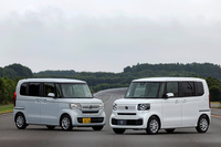 従来型（写真向かって左）と新型（同右）の2台の「N-BOX」。3代目となる新型では、車両のプラットフォームやパワートレインを、従来型からキャリーオーバーしている。