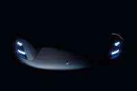 今回車名が発表された、新型スポーツカー「エミーラ」のイメージ（フロントまわり）。縦型のヘッドランプには「エヴァイヤ」との共通性が見てとれる。