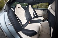 諸元表には5人乗りと表記されているが、立派なセンタートンネルが伸びているため、実用上は4人乗りとなる。