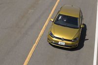 試乗車のボディーカラーは、新色の「ターメリックイエロー」。このほかに新色として「アトランティックブルー」と「ホワイトシルバー」が設定され、全8色の展開となる。