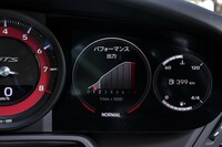 液晶部分の円形メーターには、パワー＆トルクカーブ（写真）のほか、Gフォースやタイヤ空気圧、シフトポジションなどが表示できる。