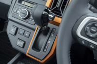 オレンジの装飾パネルは「G」「Gターボ」のみに採用。廉価モデル「X」のインテリアは、ブラックとグレーのモノトーンとなっている。