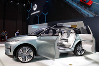 以下3点は、2019年上海ショーにおけるリープモーターの展示から。これはSUVのコンセプトモデル「C-more（シーモア）」。