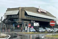 フィオレンツォーラ・ダルダの陸橋式SA食堂。視覚的には楽しいが、アクセシビリティーは今ひとつだ。