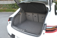 ラゲッジルームの容量は500リッター。分割可倒式のシートをたためば1500リッターのスペースが得られる。（写真をクリックすると、シートの倒れる様子が見られます。）