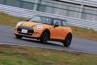 同じく3気筒で前輪駆動の「MINIクーパー」。