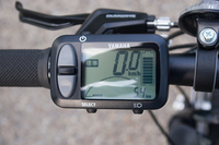 両車とも、バッテリーの残量や走行可能距離などを表示できるマルチメーターを備える。