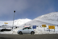 1.4のチンクでは、イタリアのシチリア島にも行ってみた。写真は、最高峰エトナ山の登山道でのひとこま。（JS）