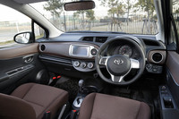 マニュアルエアコンのスイッチやインサイドドアハンドル、サイドブレーキなどにメッキ加飾が施される。