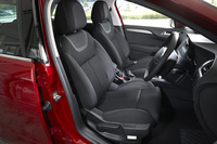 シート表皮は「セダクション」「セダクション アップグレードパッケージ」ともにファブリックとなる。
    