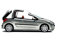 電動リトラクタブルルーフは、約25秒で開閉可能。