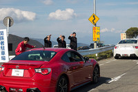 参加者一人一人に手をふるハチロクの開発陣。