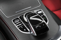 ひじ掛けの前方に置かれる、インフォテインメントシステムの操作デバイス。ダイヤル式のセレクターとマウス式のスイッチが組み合わされている。
    