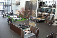 館内の吹き抜け。現在はCクラスを強化プロモーション中。