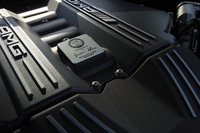 6.2リッターV8自然吸気エンジンはGT専用のチューニングが施され、最高出力が標準モデル＋20psの591psへ。アクセルレスポンスも向上した。