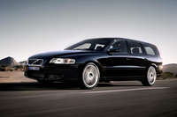 「ボルボV70」
    ステーションワゴンで名をはせたボルボの中核をなすのが、ミドルサイズの「V70」。1996年に「850」の後継車として登場した。現在は3代目が販売されているが、映画に使われているのは先代モデル。