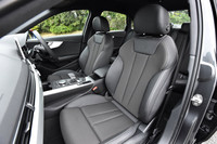 「S lineパッケージ」に含まれるクロスとレザーのコンビシート。背もたれに「S line」のロゴがエンボス加工で施されている。