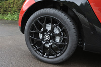 後輪のサイズは205/45R16。こちらのブレーキはドラム。フィンが切られたドラムカバーがスポーティーな雰囲気を醸し出している。