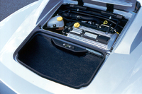 ミドに搭載されるのは、乾燥重量わずか138kgのオールアルミユニット。1900rpmで最大トルクの90％を発生する。トランクルームの容量は206リッター（VDA規格）。ふたりの小旅行ぐらいならこなせそうだ。