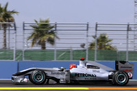 メルセデスにとっては最悪の週末。ペースがまったく上がらず予選ではニコ・ロズベルグ12位、ミハエル・シューマッハー（写真）15位とQ2どまり。スタートの混乱をうまく抜けたシューマッハーだったが、セーフティカーラン中にピット出口で集団通過を待たねばならず、以降はテストランをかねての走行となり15位完走。ロズベルグはブレーキに問題を抱え、地味に周回を重ね、レース後9人が5秒ペナルティを受けたことにより順位が繰り上がり10位1点を獲得した。（写真＝Mercedes）
