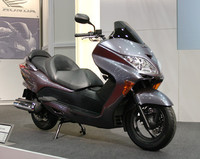 新しいホンダ・フォルツァは、トランスミッションに無段変速機「Vマチック」を採用。「X」グレードに加え、電子式マニュアルモード「Sマチック」が付いた「Z」も用意される。価格は、Xが59万7450円、Zは62万8950円。