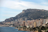 フランスの国境の町ロクブリューン・カプマルタンからモナコを望む。