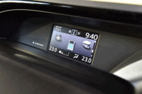 センターコンソールの上部には、4.2インチのマルチインフォメーションディスプレイが置かれる。（写真をクリックすると画面の表示バリエーションが見られます）