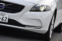 2015年モデルの「V40 T4 SE」には、従来のクロームトリムに代えて、バンパー両端にLEDドライビングライトが与えられる。
    