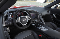 運転席を包むようにデザインされたインストゥルメントパネルが特徴的なインテリア。内装色は「アドレナリンレッド」「ジェットブラック」「カラハリ」「ブラウンストーン」の4色が用意されている。
    