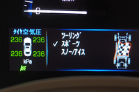 走行モードは、「ツーリング」「スポーツ」「スノー／アイス」の3種類から選択可能。写真の通り、各タイヤの空気圧も確認できる。
