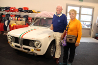 先日会ったフェラーラ在住のジャンカルロ＆チンツィア夫妻。愛車「アルファ・ロメオ ジュリア」をボディーカバーのデモに貸し出していた。