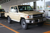 「トヨタ・ランドクルーザー“70”シリーズ」のダブルキャブ ピックアップトラック。
    