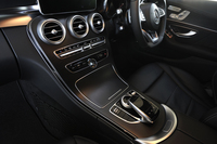 センターパネルをはじめとするインテリアトリムには、質感の高いブラックアッシュウッドが用いられる。