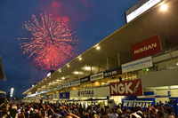鈴鹿戦恒例の花火が、長い戦いをしめくくる。
    