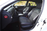 前席は専用のスポーツシートを採用。アルカンターラを使用した理由は、滑りにくさを重視したためだという。