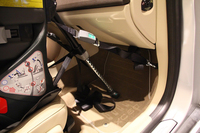 助手席の足元に備わる、チャイルドシートを固定するための金具。
    