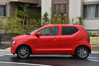 
	「トヨタ・アクア」と同じ37.0km/リッター（JC08モード値）の燃費を誇る、スズキの軽乗用車「アルト」。現行モデルは、2014年12月に発売された。
	