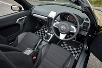 インテリアの様子。兄弟車の「コペン ローブ」とは異なる意匠のセンターコンソールが与えられる。