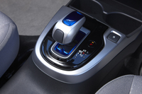 こちらは、ハイブリッドモデルのシフトノブ。ホンダの量産車として初のシフト・バイ・ワイヤ方式が採用された。
    